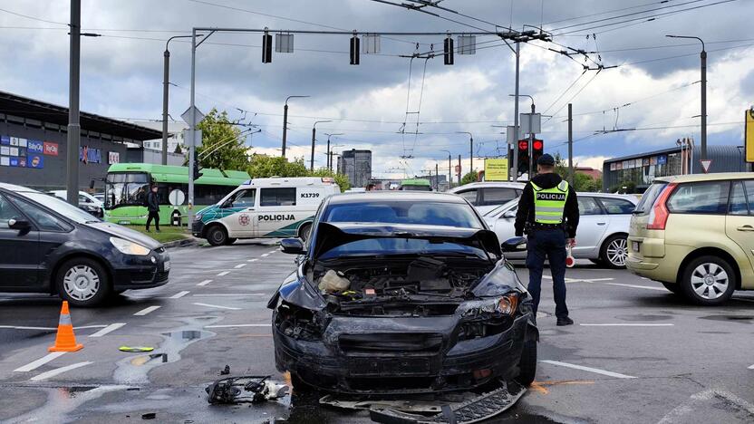 Kaune – stipri medikų automobilio ir „Volvo“ avarija