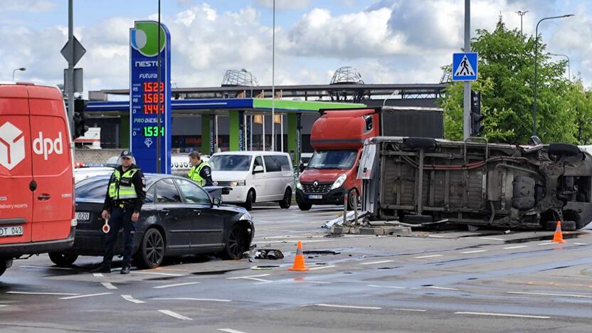 Kaune – stipri medikų automobilio ir „Volvo“ avarija