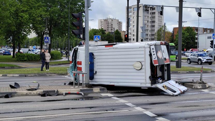 Kaune – stipri medikų automobilio ir „Volvo“ avarija