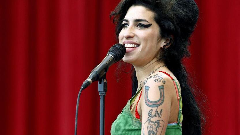 2011 metais savo namuose Londone rasta negyva 27 metų „Grammy“ apdovanota britų soulo dainininkė Amy Winehouse (Eimi Vainhaus), kurios priklausomybė nuo alkoholio ir narkotikų buvo užtemdžiusi jos ypatingą balsą.