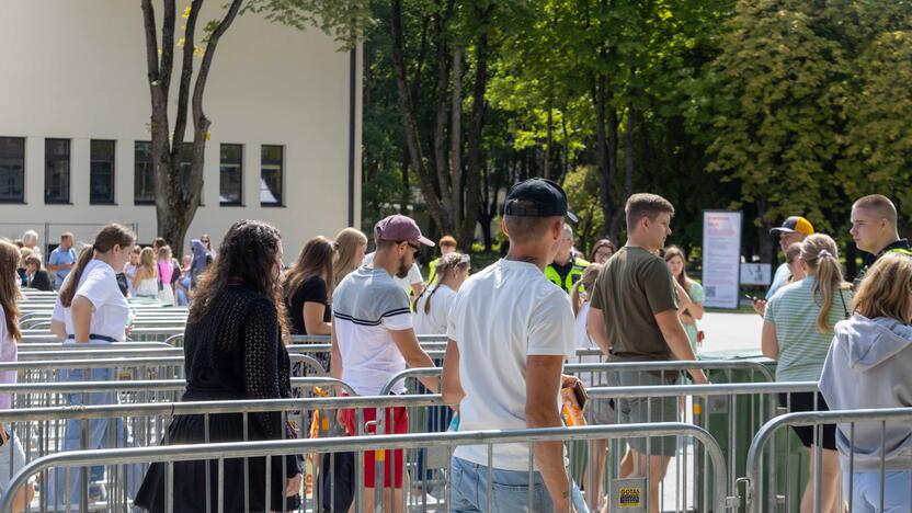 Prie Dariaus ir Girėno stadiono rikiuojasi pirmieji E. Sheerano gerbėjai