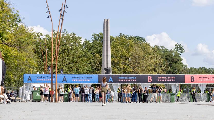 Prie Dariaus ir Girėno stadiono rikiuojasi pirmieji E. Sheerano gerbėjai