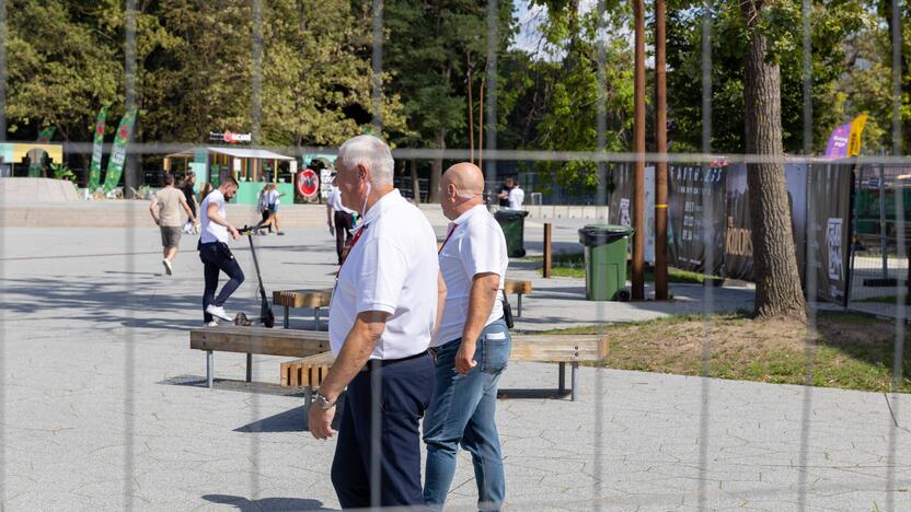 Prie Dariaus ir Girėno stadiono rikiuojasi pirmieji E. Sheerano gerbėjai