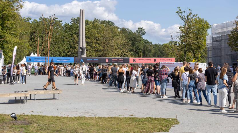 Prie Dariaus ir Girėno stadiono rikiuojasi pirmieji E. Sheerano gerbėjai