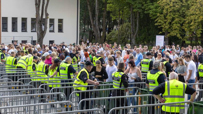 Į E. Sheerano koncertą plūsta margaspalvė minia