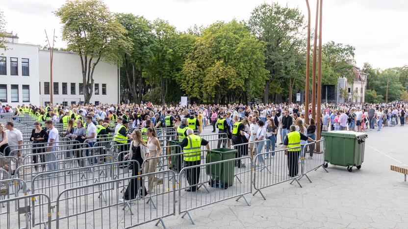 Į E. Sheerano koncertą plūsta margaspalvė minia