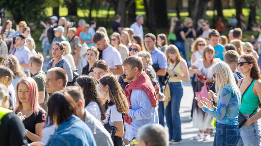 Į E. Sheerano koncertą plūsta margaspalvė minia