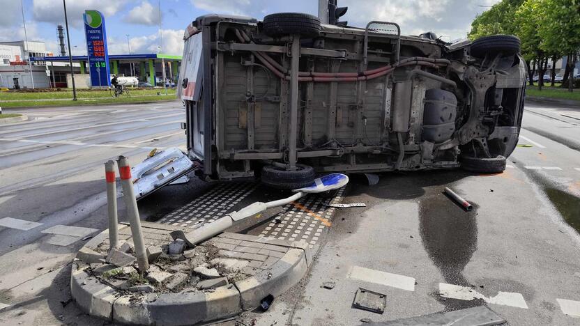 Kaune – stipri medikų automobilio ir „Volvo“ avarija