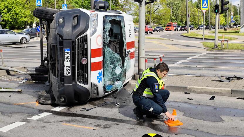 Kaune – stipri medikų automobilio ir „Volvo“ avarija