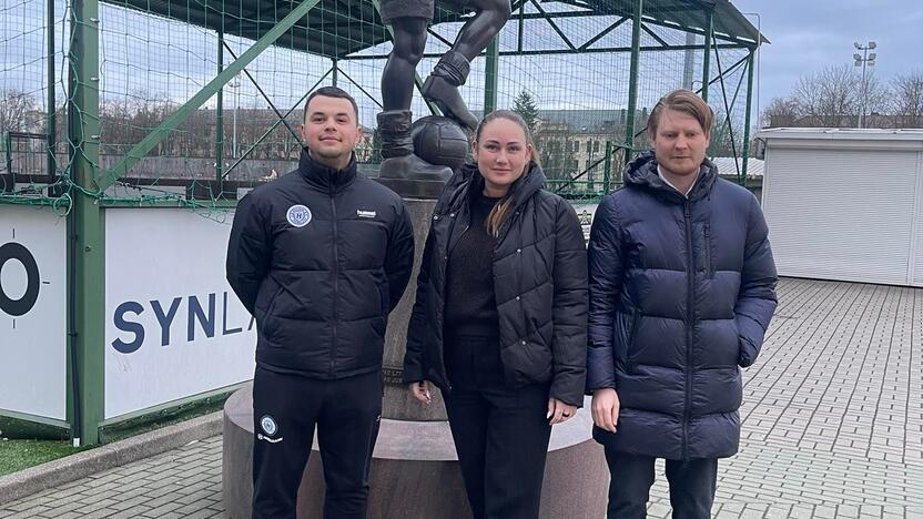 Nuotraukoje: (iš kairės) Arminas Pikelis - vaikų futbolo treneris, Meida Šabūnienė - verslininkė, vaikų futbolo mecenatė (centre), Saulius Narbutas - teisininkas (dešinėje).