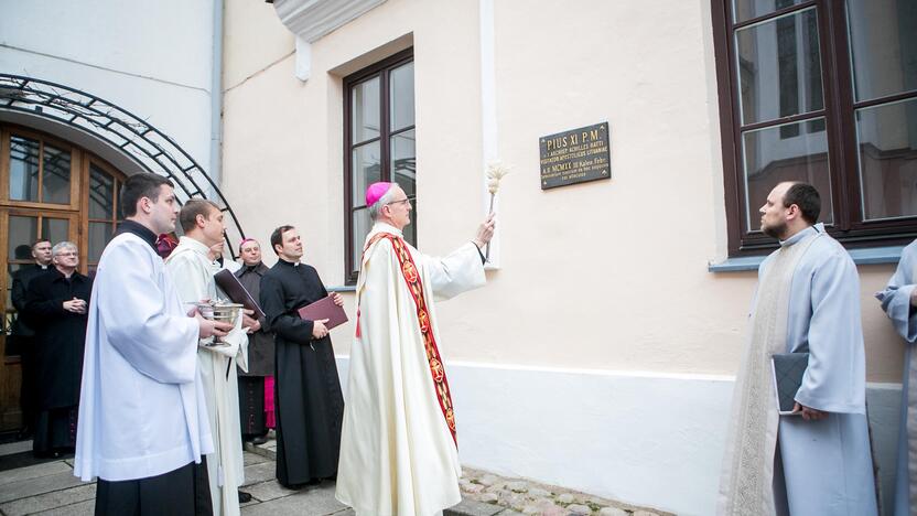 Įamžintas: nuncijus P.Rajičius pašventino lentą, kurioje įamžintas Lietuvai svarbaus dvasininko apsilankymas.