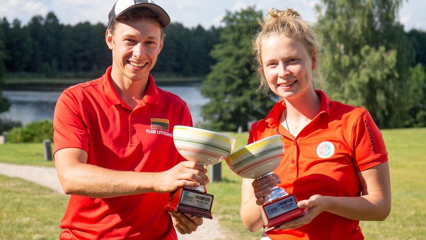 Triumfas: G.Markevičius ir A.Meleškina – atviro Lietuvos golfo čempionato nugalėtojai.