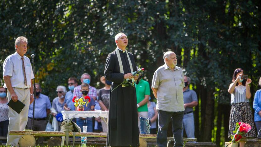 Atminimas: negrįžusiems iš tremties uždegtos žvakės ir pasimelsta.