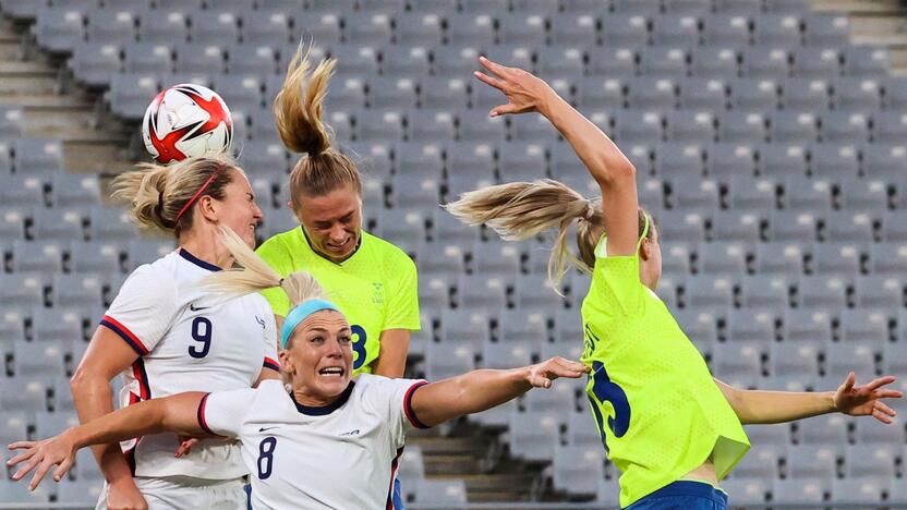 Startas: olimpinės vicečempionės Švedijos futbolininkės (žalsvos spalvos marškinėliai) 3:0 įveikė amerikietes.