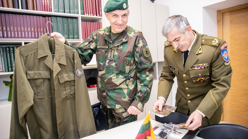 Pirmieji atkurtos nepriklausomos Lietuvos karininkai Ž.Šadauskis (kairėje) ir R.Balceris neslepia, kad prieš 30 metų buvo daug nežinios ir grėsmių.