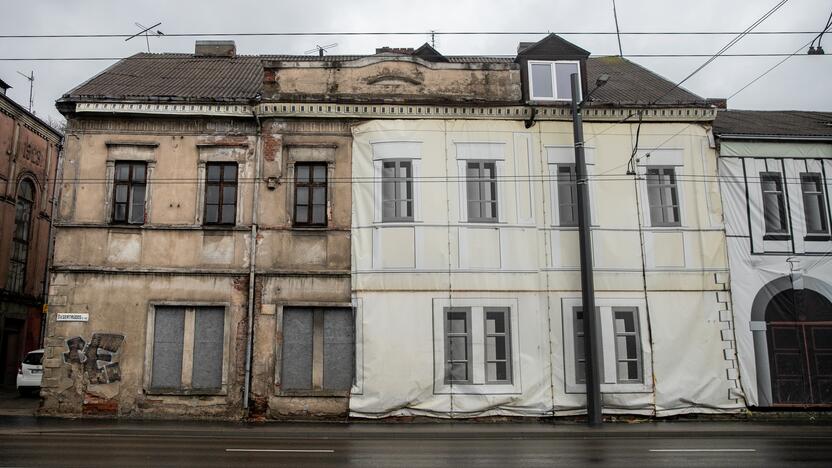 Slepia: Šv. Gertrūdos g. nenaudojamą pastatą bandoma pridengti tentais.