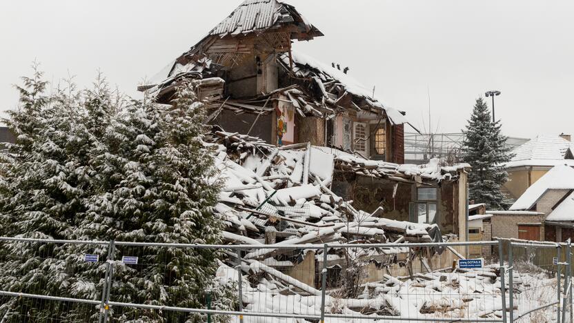 Istorija: vila buvo pastatyta beveik prieš 100 metų. Ją Nepriklausomybės kovų dalyviui, knygnešiui, Steigiamojo Seimo atstovui P. Ruseckui suprojektavo architektas inžinierius A. Gordevičius.