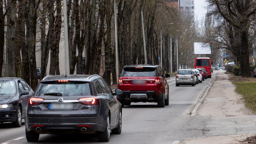 Eismas: gyventojai pastebi, kad Vydūno alėjoje padaugėjo automobilių, todėl per triukšmą ir išmetamuosius dūmus negalima net langų atsidaryti.