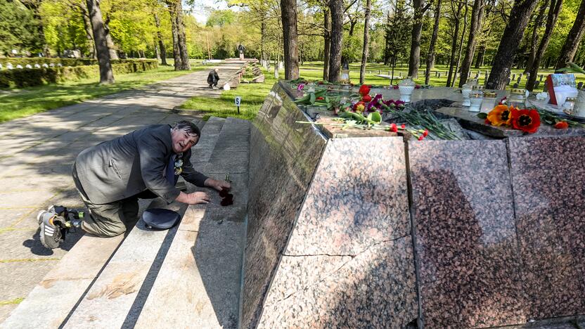 Nusilenkimai: V. Moskvičiovas klojo raudonus gvazdikus, klaupėsi ir lenkėsi iki žemės. 