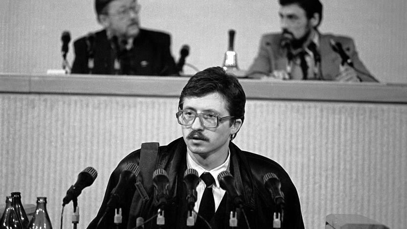 Istorija: 1991 m. A.Butkevičius parlamentui ginti buvo subūręs apie 2,5 tūkst. žmonių.