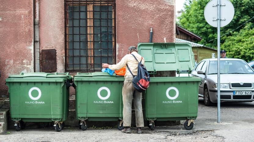 Pavojus: dalis žmonių įpranta gyventi iš pašalpų.