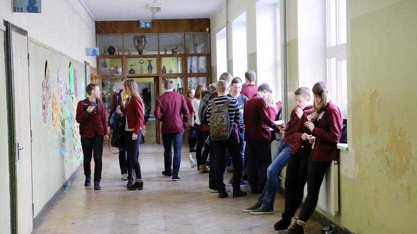 Griežtai: nors klasėse temperatūra tokia pat kaip lauke, ne visose mokyklose mokiniams leidžiama nusimesti uniforminius švarkus.