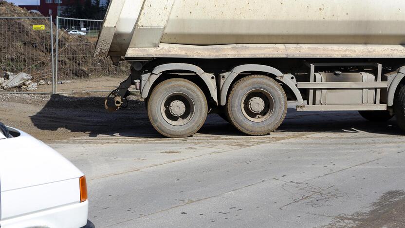 Teršėjai: važiuojamosios kelio dalies teršėjams administracinio nusižengimo protokolus gali surašyti policijos, muitinės, Lietuvos transporto saugos administracijos, savivaldybių pareigūnai.