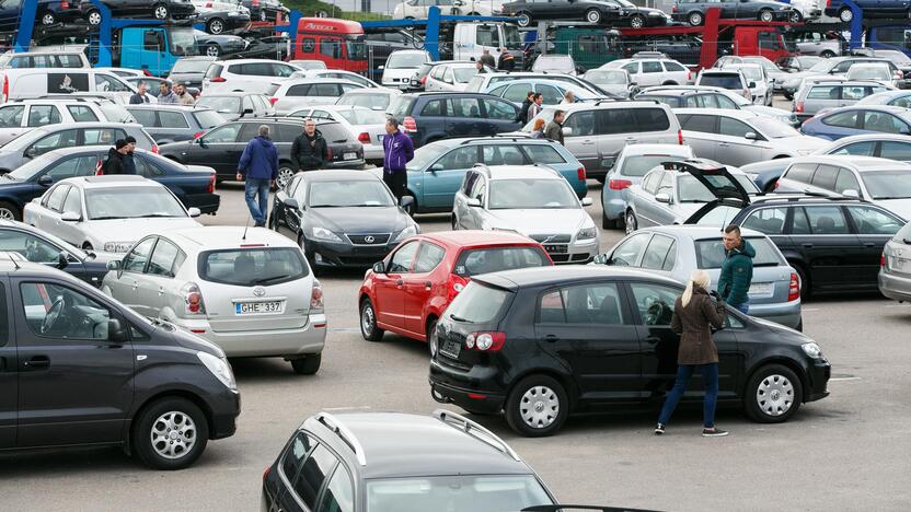 Viltis: naudotų automobilių prekyba užsiimantys verslininkai su nekantrumu laukia žinių iš Kirgizijos.