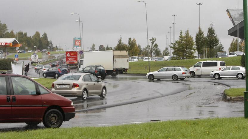 Pinklės: pasak policijos pareigūnų ir draudikų, žiedinėse sankryžose didžiausia rizika pakliūti į inscenizuotą avariją.