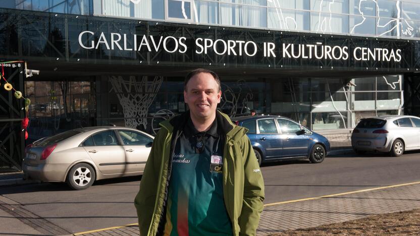 Perduoda: D.Labanauskas veda smiginio treniruotes Garliavos sporto centre.