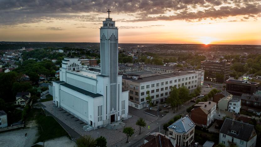 Kitaip: Prisikėlimo bažnyčios varpai – elektroniniai, bet skambina ir kviečia maldai kasdien.