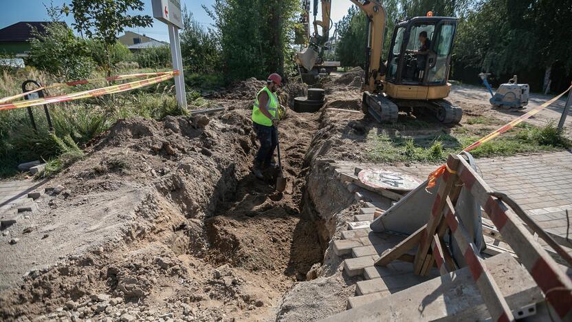 Darbai: Narsiečiuose ruošiamasi tiesti lietaus nuotekų tinklus.