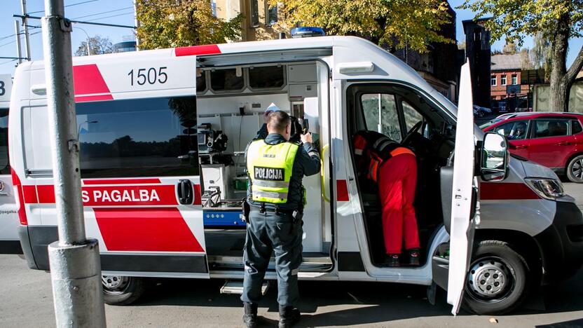 Vieta: mirtis greitosios pagalbos automobilyje sukelia daug problemų.