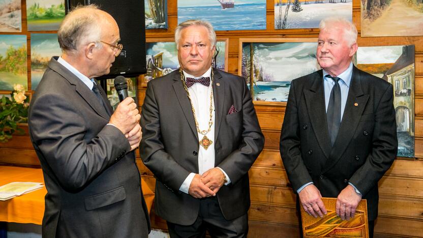 Ceremonija: naujajam prezidentui S.Klimui (centre) regalijas įteikė pirmasis LSB prezidentas A.Jakubaitis (kairėje), sveikino M.Vėlyvis.