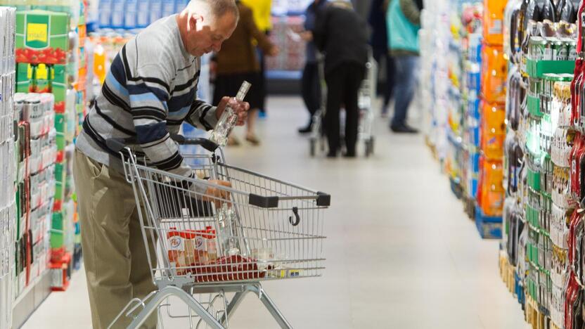 Konkurencija: pas mus jau veikia užsienietiško kapitalo parduotuvės "Lidl", "Iki", "Rimi", o kainos jose kartais didesnės nei grynai lietuviško verslo.