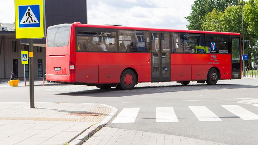 Nepaiso: dalis autobusų vairuotojų nesivargina važiuoti pagal žiedinės sankryžos taisykles ir kerta tiesiai per salelę.