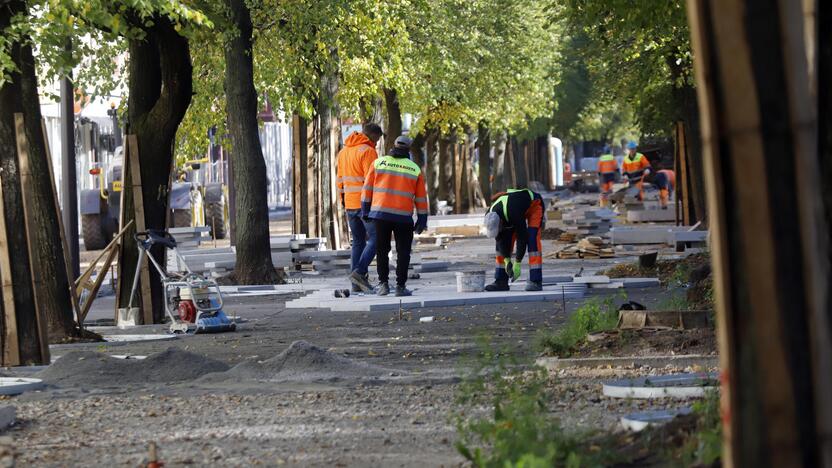 Situacija: verslininkai pastebi, kad "Autokaustos" darbininkai dirba neproduktyviai.