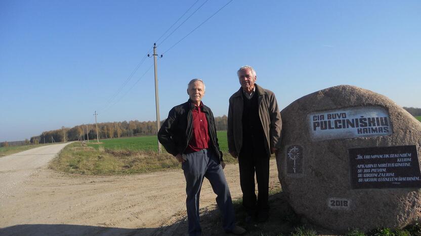 Neliko: Povilas (dešinėje) su broliu Vladu prie jų išnykusio kaimo "paminklo".