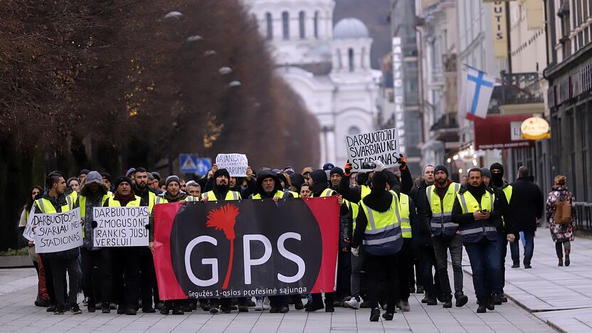 Pinigai: atlyginimų nesulaukę stadioną rekonstravę statybininkai buvo surengę protesto akcijas.