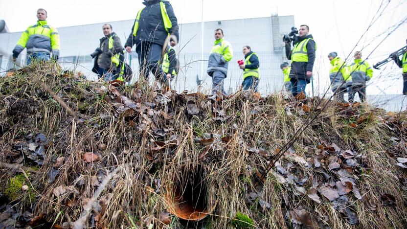 Įtarimai: "Grigeo" įmones lankantys aplinkosaugininkai teigia nesantys tikri, ar jos neturi daugiau vamzdžių į vandens telkinius, nei deklaruoja, neišleidžia per juos nevalytų atliekų, mat ne viskas, kas yra iš tiesų, atsispindi gamyklų dokumentuose.