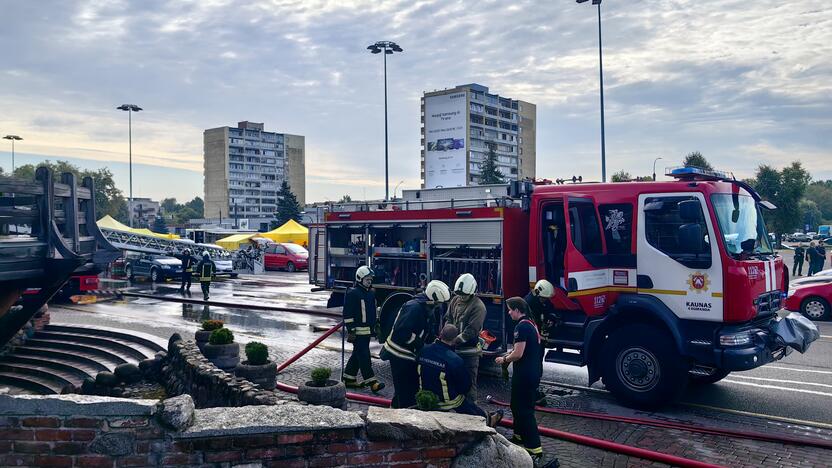 Savanorių pr. užsiliepsnojo žymusis „Maximos“ malūnas