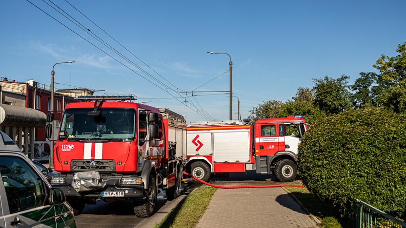 Gaisras Vilijampolėje: degė pastatai ir automobilis