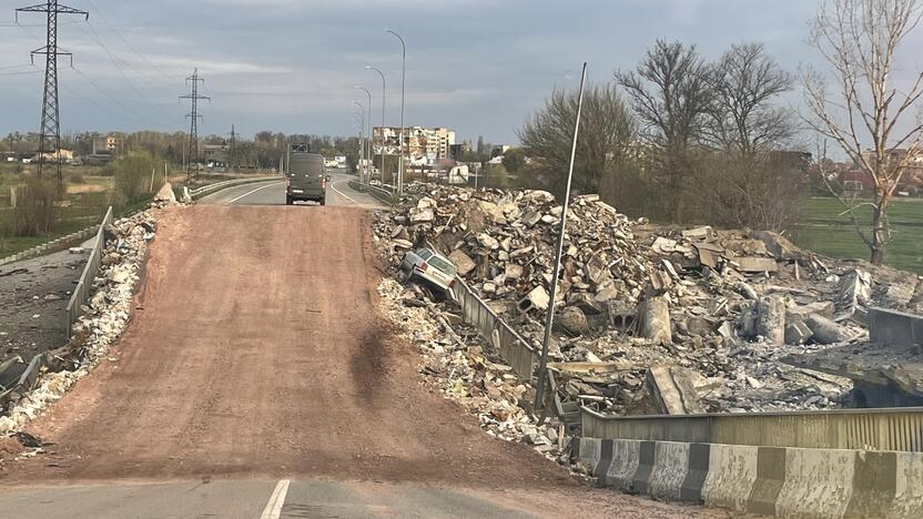 Kliūtys: tikrai ne visi tiltai Ukrainoje dabar įveikiami, tad teko ieškoti apylankų.