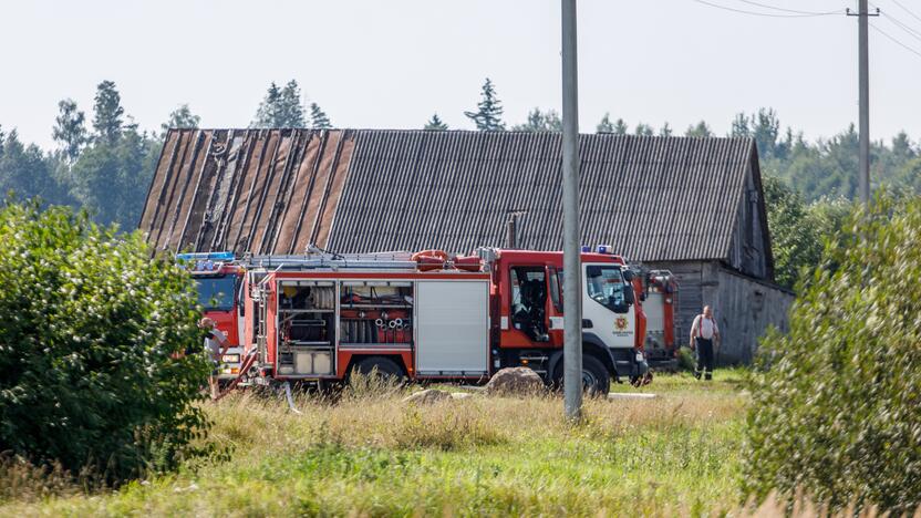 Girininkuose atvira liepsna degė namas