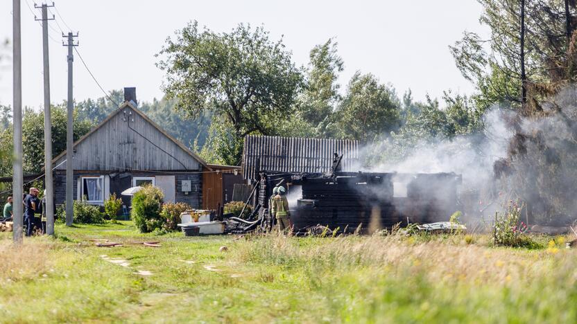 Girininkuose atvira liepsna degė namas