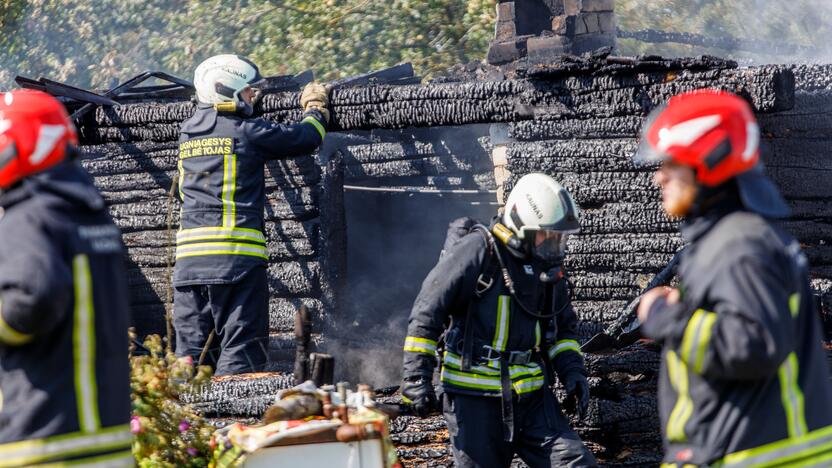 Girininkuose atvira liepsna degė namas