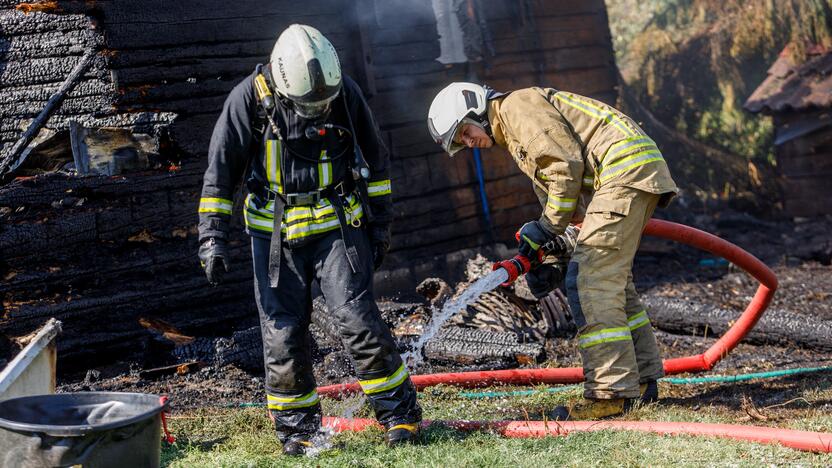 Girininkuose atvira liepsna degė namas