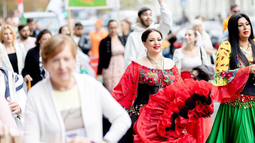 Teatrališka romų eisena su žirgais