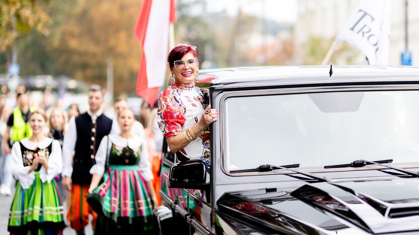 Teatrališka romų eisena su žirgais