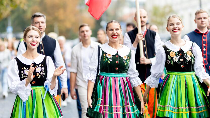 Teatrališka romų eisena su žirgais